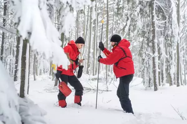 Cherche et trouve ... sous l'avalanche !