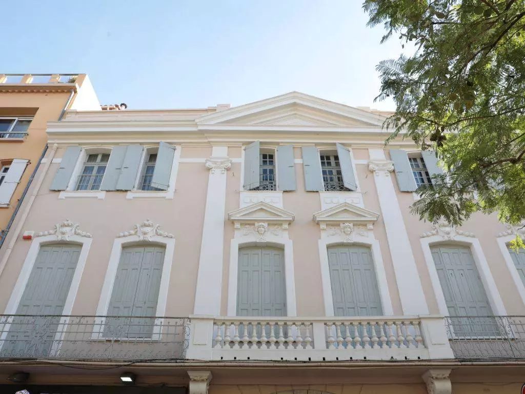 Fenêtres et Balcons : Dedans et Dehors