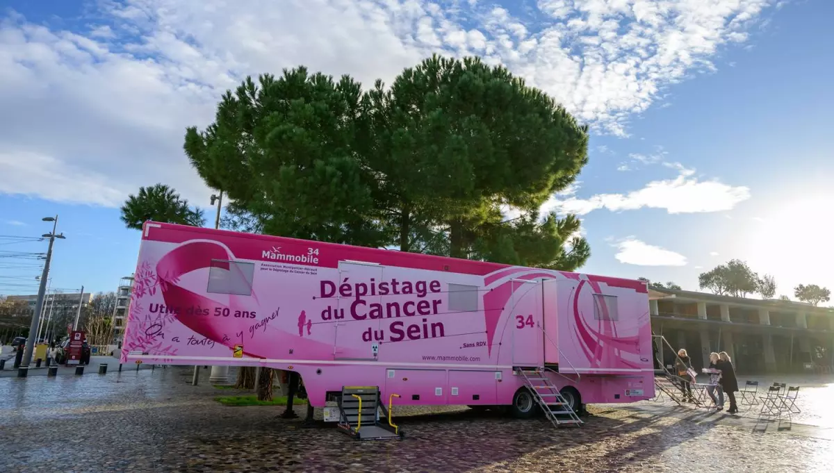 Mammobile sur le parvis de l'Hôtel de Ville de Montpellier