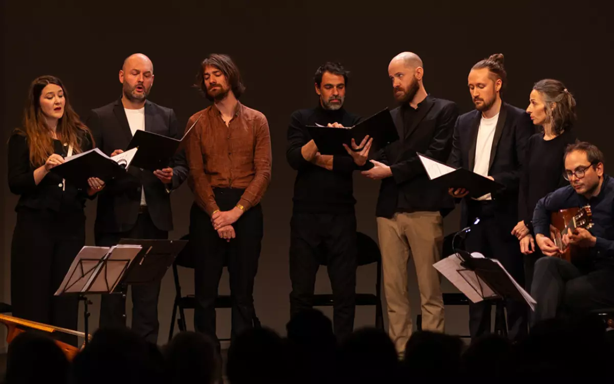 Ensemble Près de votre oreille