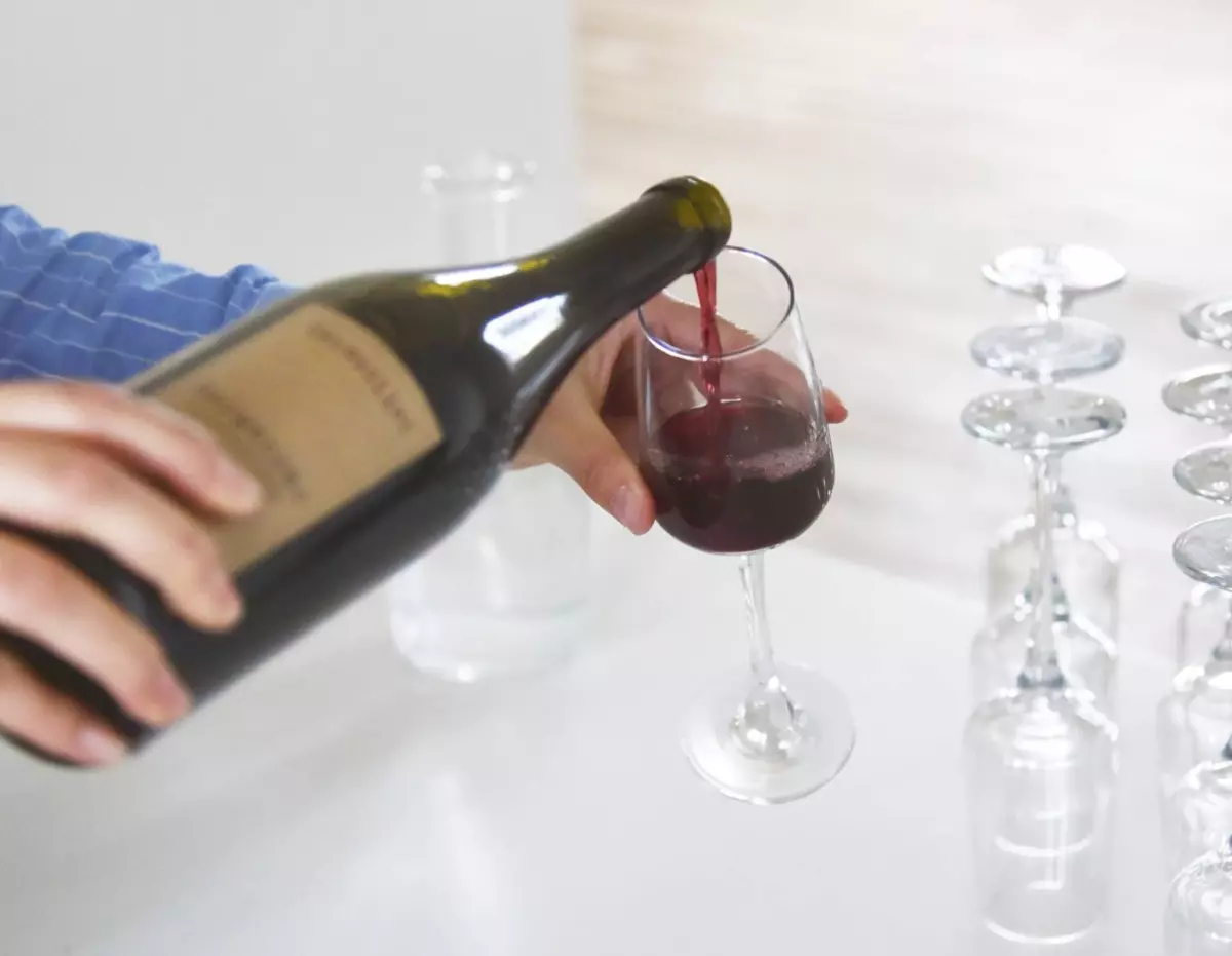 Visite dégustation, un verre à la main